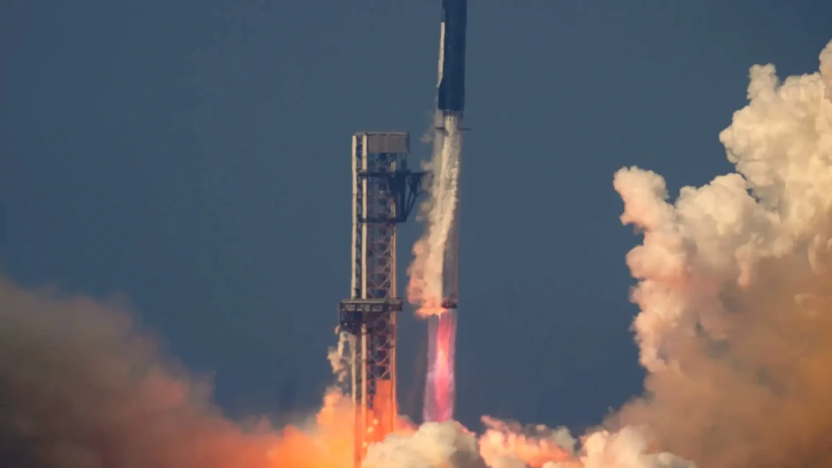 Roket raksasa Starship milik SpaceX melakukan uji penerbangan dari Starbase, Texas, Jumat, 22 Mei 2026. (Foto: Eric Gay)