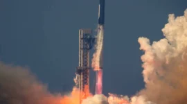 Roket raksasa Starship milik SpaceX melakukan uji penerbangan dari Starbase, Texas, Jumat, 22 Mei 2026. (Foto: Eric Gay)