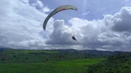 Paralayang Kayu Aro Kerinci, Sensasi Menikmati Keindahan Alam dari Ketinggian (Foto: Nanda Pj)