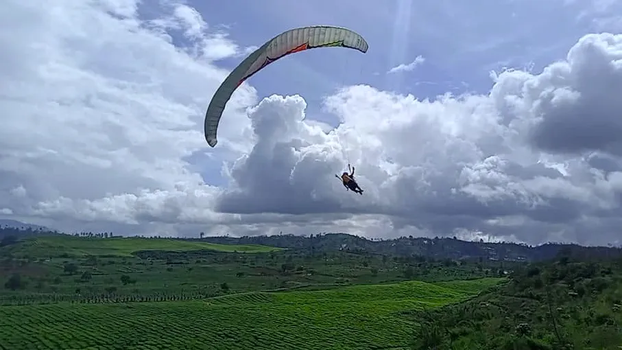 Paralayang Kayu Aro Kerinci, Sensasi Menikmati Keindahan Alam dari Ketinggian (Foto: Nanda Pj)