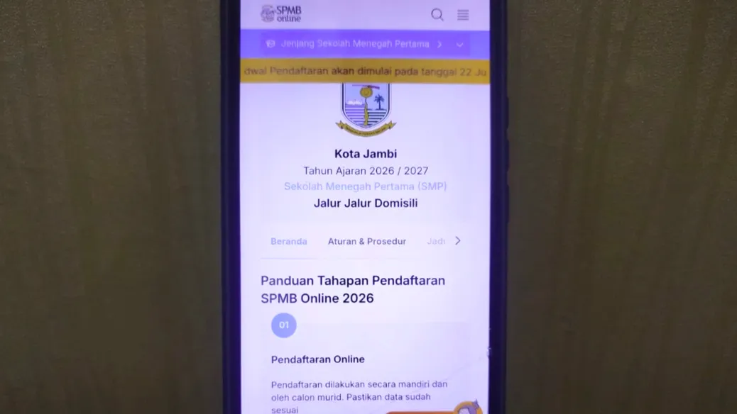 Website SPMB SMP Kota Jambi yang bisa dibuka menggunakan handphone (Foto: Tatik Wijaya/RRI)
