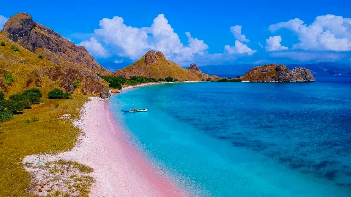 Pesona Pulau Padar dan Pantai Merah, Surga Wisata Alam di Labuan Bajo (Foto: Ist)