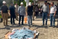 Disdukcapil saat musnahkan KTP rusak.( Foto: Desi Hermila/rri) 