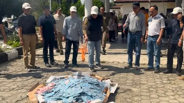 Disdukcapil saat musnahkan KTP rusak.( Foto: Desi Hermila/rri) 