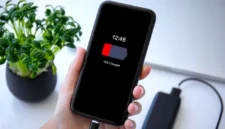 Ilustrasi baterai smartphone cepat habis (Foto: iStockphoto/Prykhodov)