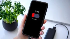 Ilustrasi baterai smartphone cepat habis (Foto: iStockphoto/Prykhodov)