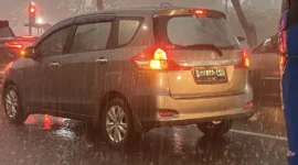 Lampu Hazard yang menyala saat kondisi hujan (Foto: daafa alhaqqy/KOMPAS)