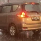 Lampu Hazard yang menyala saat kondisi hujan (Foto: daafa alhaqqy/KOMPAS)