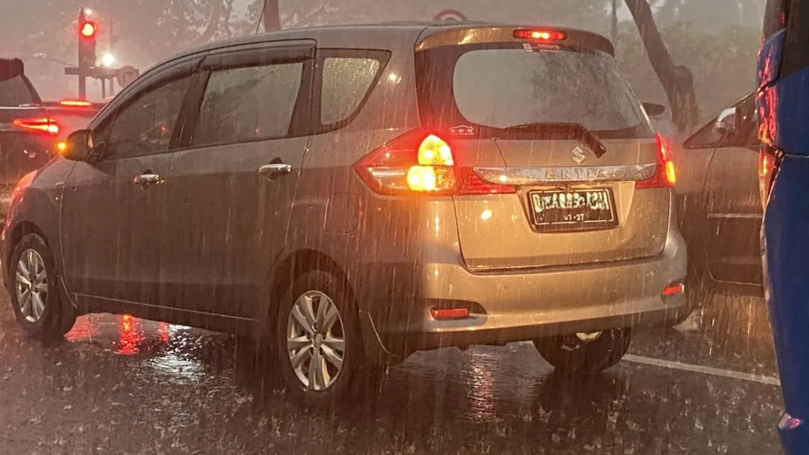 Lampu Hazard yang menyala saat kondisi hujan (Foto: daafa alhaqqy/KOMPAS)