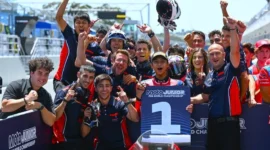 Selebrasi Kiandra Ramadhipa bersama tim usai finis P1 di Sirkuit Estoril, Portugal. (Foto: dok. honda/medcom)