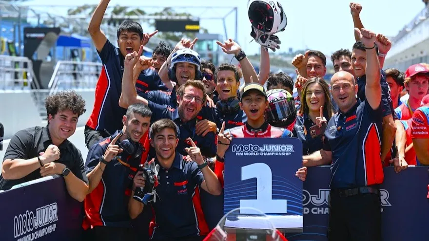 Selebrasi Kiandra Ramadhipa bersama tim usai finis P1 di Sirkuit Estoril, Portugal. (Foto: dok. honda/medcom)