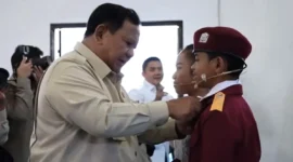 Prabowo Pendidikan Jadi Kunci Kesejahteraan, Pembangunan Sekolah Rakyat Harus Dipercepat (Foto: merdeka)