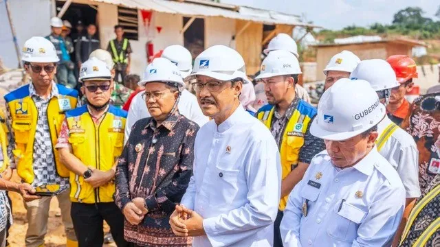 Menteri Sosial Saifullah Yusuf meninjau progres pembangunan Sekolah Rakyat permanen di Kelurahan Bagan Pete, Kota Jambi (Foto: Dok. Kemensos) 