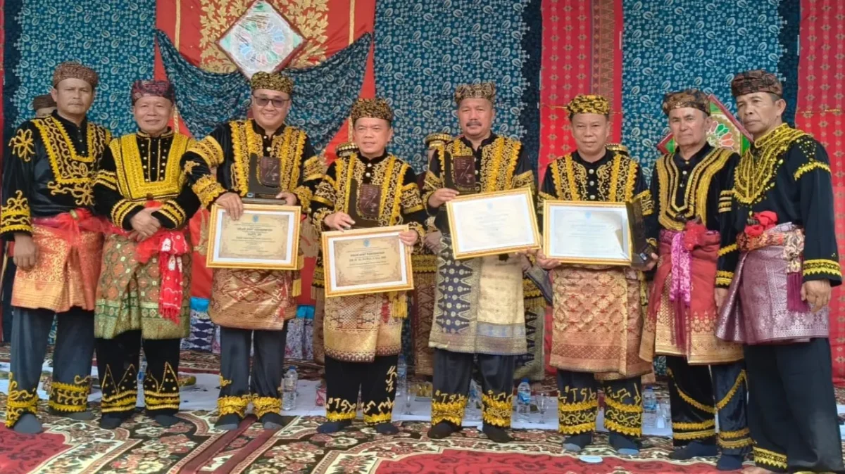 lembaga adat menganugerahkan gelar kepada sejumlah kepala daerah (Foto: Pariwarajambi)