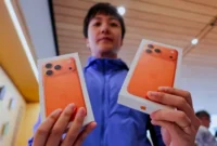 Ilustrasi Pembeli iPhone 17 Series (Foto: Maxim Shemetov/REUTERS)