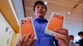 Ilustrasi Pembeli iPhone 17 Series (Foto: Maxim Shemetov/REUTERS)