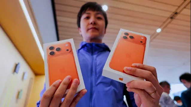 Ilustrasi Pembeli iPhone 17 Series (Foto: Maxim Shemetov/REUTERS)