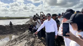 Mentan Andi Amran Sulaiman meninjau program cetak sawah di Merauke (Foto: Luqman Rimadi)
