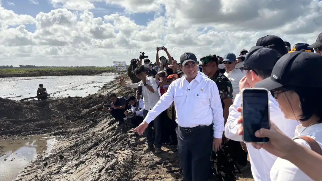 Mentan Andi Amran Sulaiman meninjau program cetak sawah di Merauke (Foto: Luqman Rimadi)