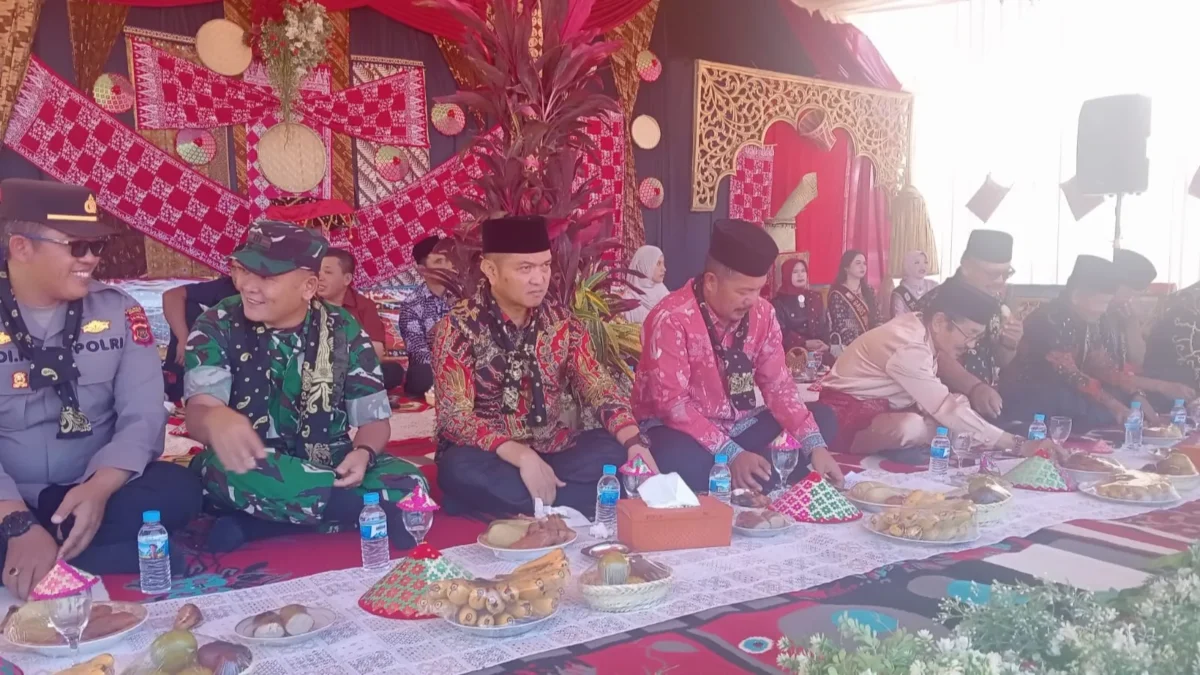 Bupati Monadi Hadiri Kenduri Sko Sanggaran Agung (Foto: Asep Sanjaya)