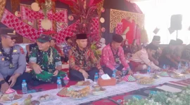 Bupati Monadi Hadiri Kenduri Sko Sanggaran Agung (Foto: Asep Sanjaya)