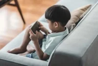 Ilustrasi anak bermain ponsel (Foto: Getty Images/AzmanJaka)