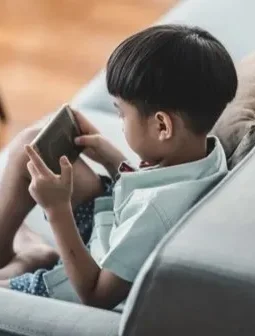 Waspada! Ini Alasan Ilmiah Anak Mudah Meniru Influencer di Media Sosial