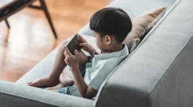 Ilustrasi anak bermain ponsel (Foto: Getty Images/AzmanJaka)