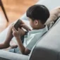 Ilustrasi anak bermain ponsel (Foto: Getty Images/AzmanJaka)